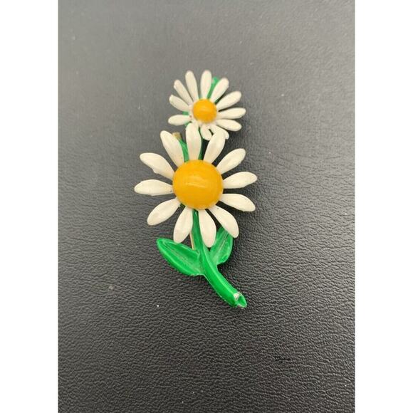 Vintage Daisy Flower Enamel Pin Cottagecore Spring Time - Picture 1 of 4